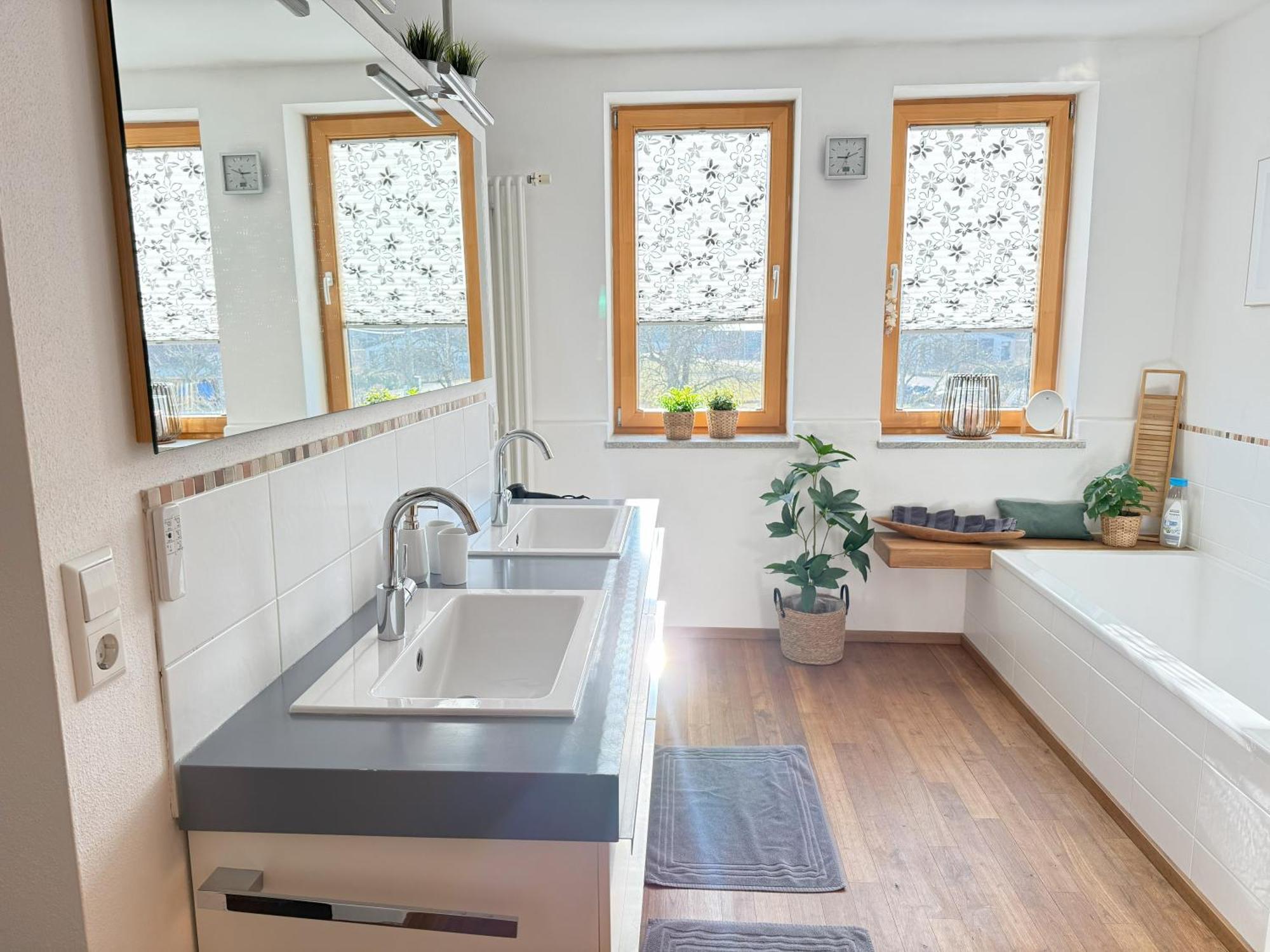 Fe Wo Brunnen - 120 Qm - Ruhige Lage - Viel Natur- Komfortabel - Grosser Balkon Und Garten 梅明根 外观 照片